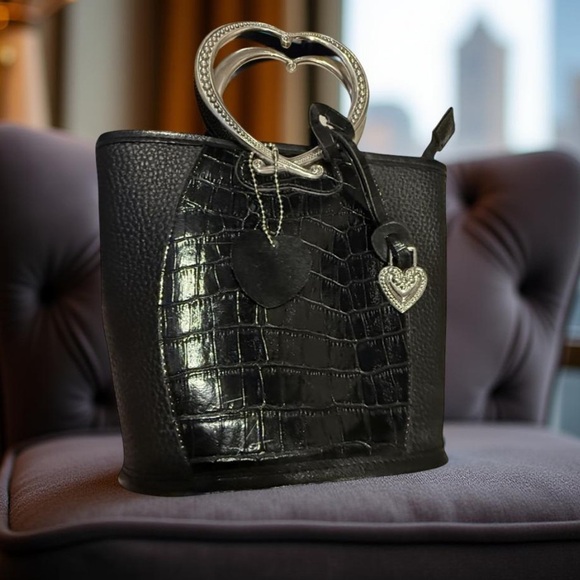 Black Heart Handle Women's Bucket Bag - Picture 14 of 14